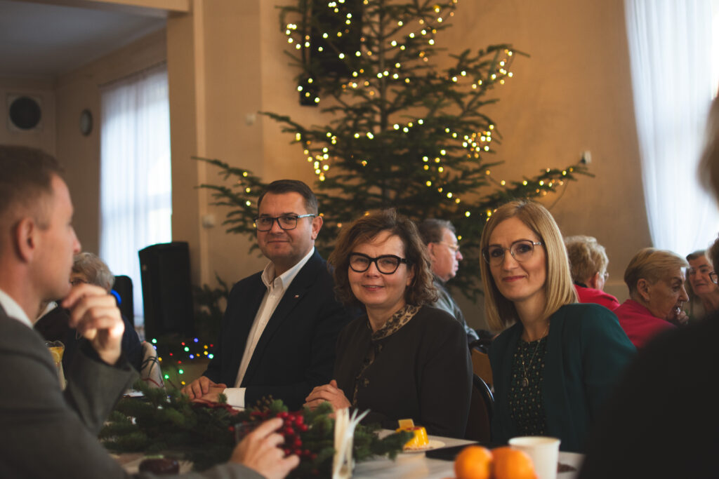 Na zdjęciu Burmistrz Miasta i Gminy Myślenice Jarosław Szlachetka, Dyrektor Centrum Usług Społecznych w Myślenicach Małgorzata Aleksandrowicz oraz Dyrektor Biura Poselskiego Posła Władysława Kurowskiego Danuta Grzesik 