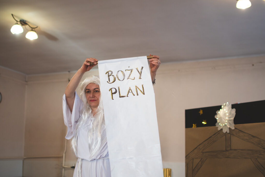 Scena z jasełek. Anioł przedstawia widowni Plan Boży. 