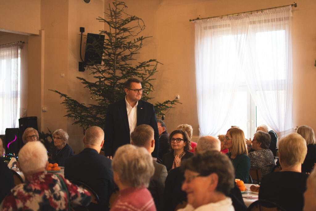 Powstanie Burmistrza Jarosława Szlachetki i przywitanie się z uczestnikami 