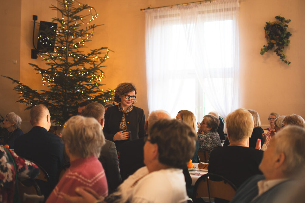 Powstanie Dyrektor Małgorzaty Aleksandrowicz i przywitanie się z uczestnikami
