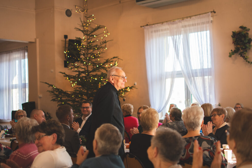 Powstanie Księdza Proboszcza i przywitanie się z uczestnikami